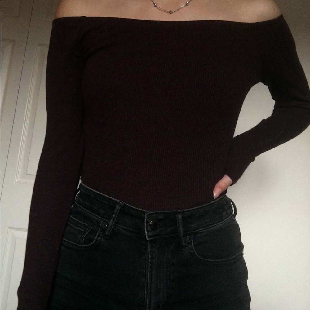 👚3/$15 Off the shoulder burgundy shirt
